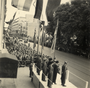 600831 Afbeelding van het bordes op het Vredenburg te Utrecht met de hoogwaardigheidsbekleders generaal H.D.G. Crerar ...